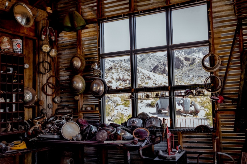 cordonnerie-COLLOBRIERES-min_shop_window_part_junk_abandoned-138873